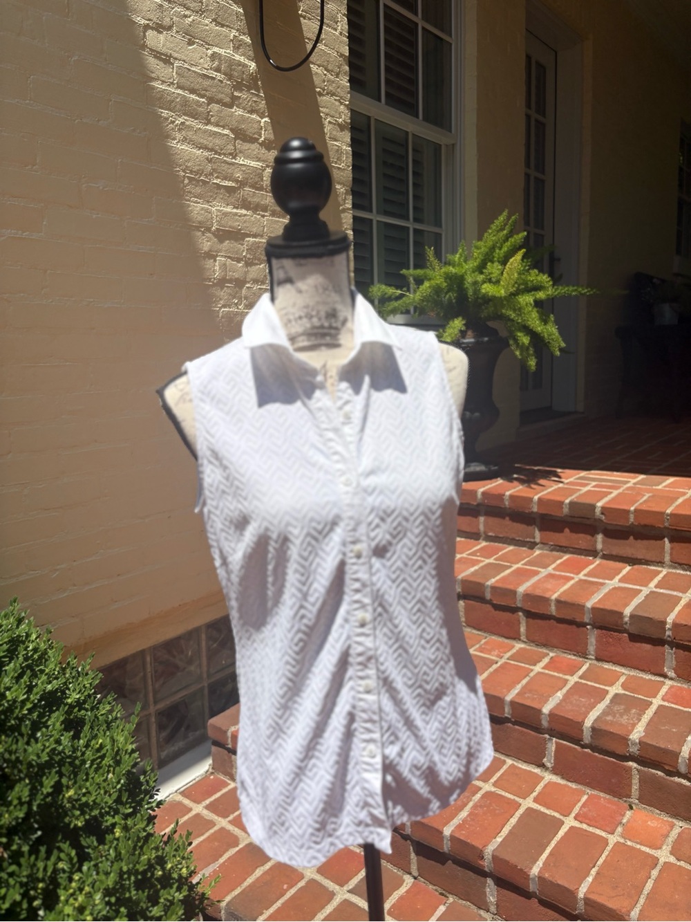 J. Mclaughlin Sleeveless White Button-Up collared shirt M